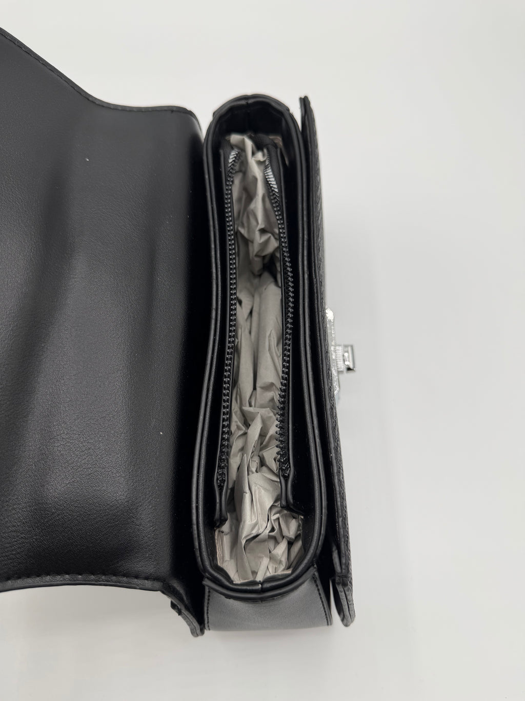Luxury crossbody with long chain