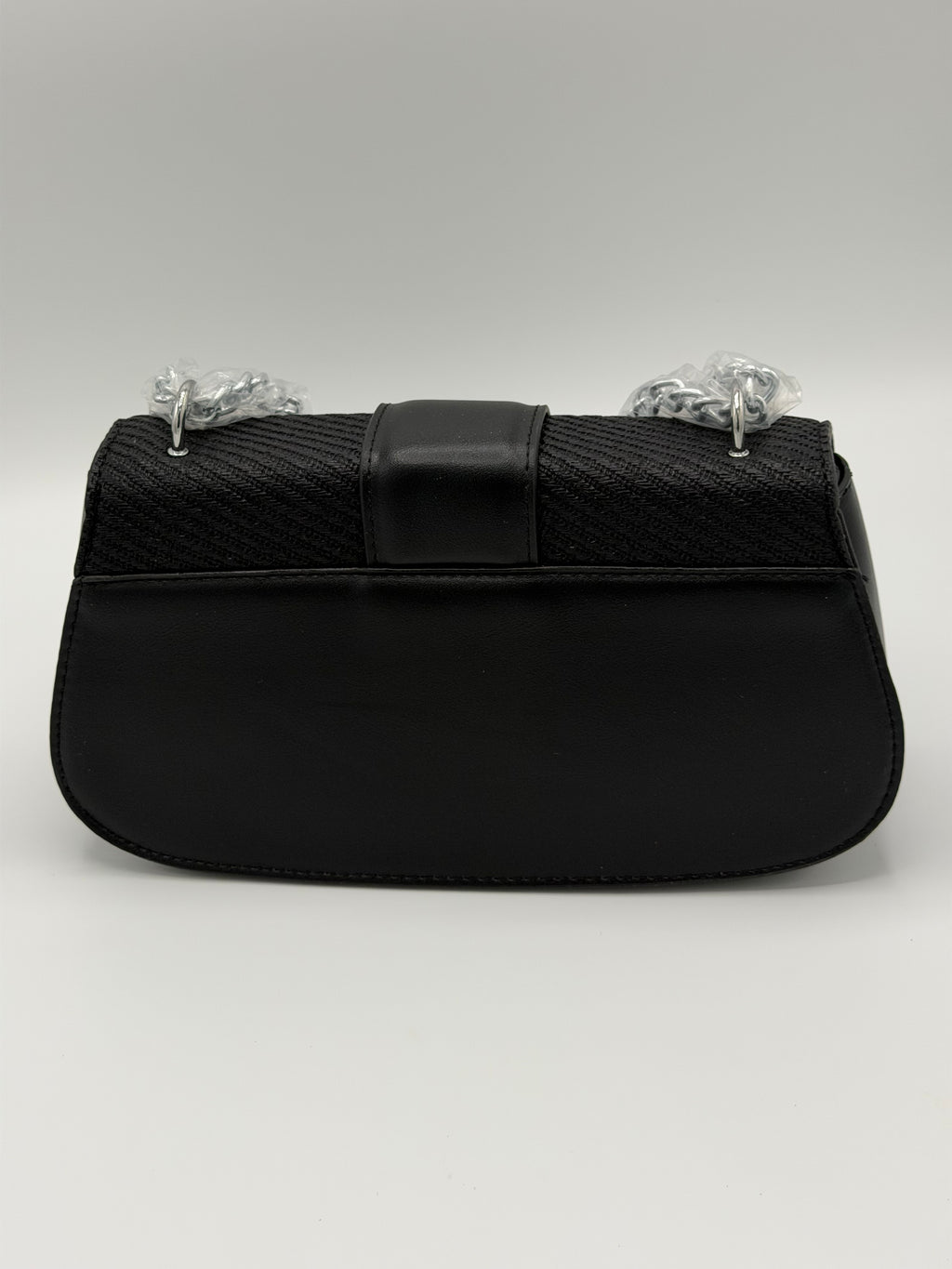 Luxury crossbody with long chain