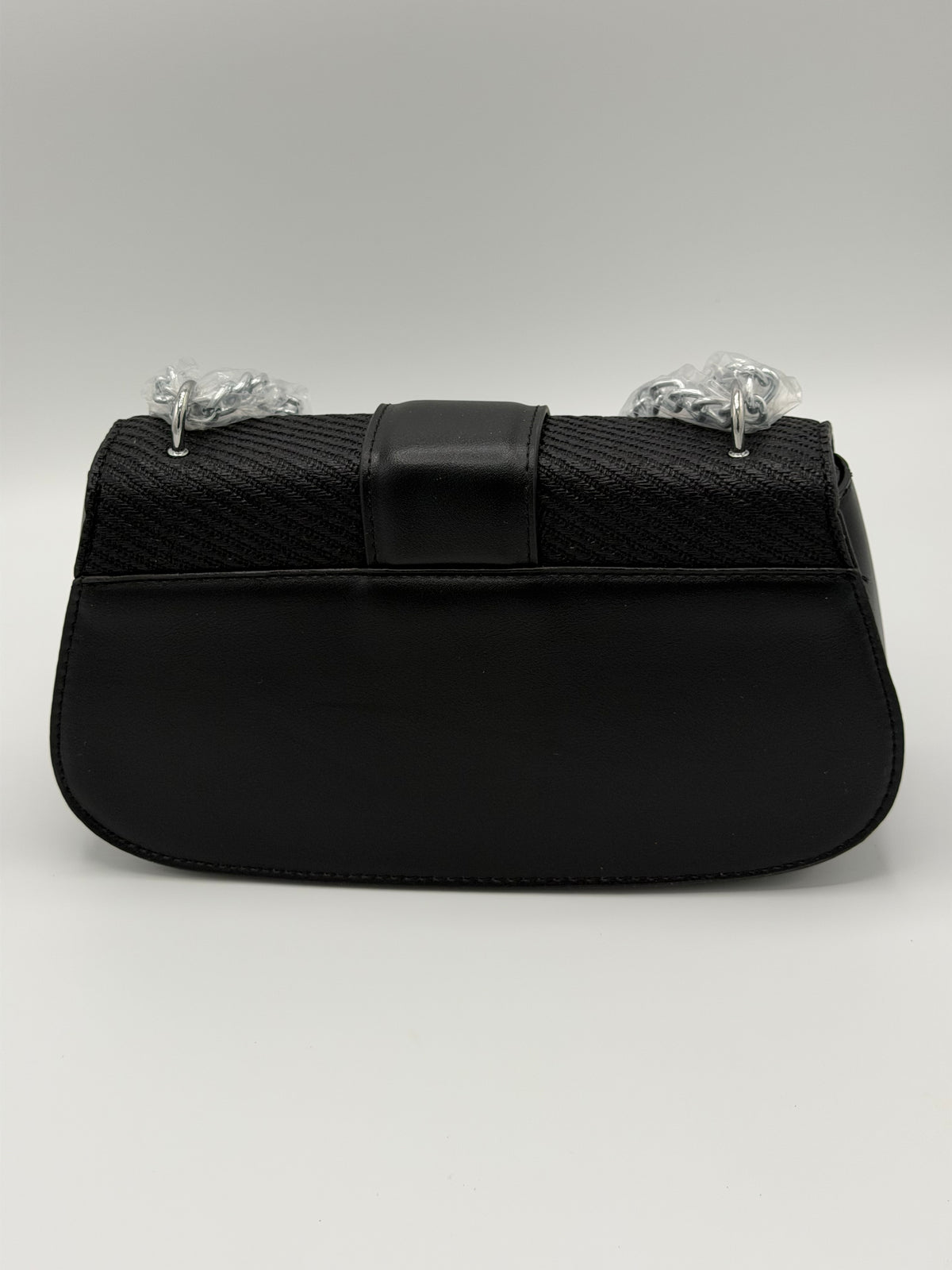 Luxury crossbody with long chain